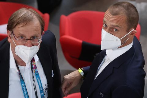 DFB-Interimspräsident Rainer Koch (l.) und Uefa-Boss Aleksander Ceferin mit FFP2- Maske