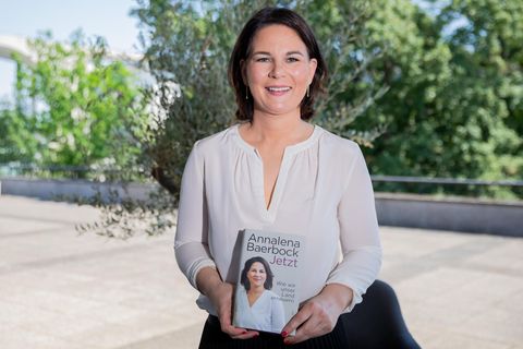 Annalena Baerbock mit ihren neuen Buch