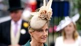 Beim alljährlichen Pferderennen trifft sich das Who-is-Who Englands: Königin, Thronfolger, Adel und angesagte Socialites geben sich die Klinke in die Hand. Hier sehen wir Sophie, Gräfin von Wessex.