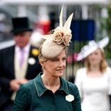 Beim alljährlichen Pferderennen trifft sich das Who-is-Who Englands: Königin, Thronfolger, Adel und angesagte Socialites geben sich die Klinke in die Hand. Hier sehen wir Sophie, Gräfin von Wessex.