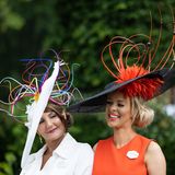 Entscheidend ist dabei, was sich auf dem Kopf der Damen abspielt. Es sind wahre Kunstwerke, die hier zur Schau getragen werden.