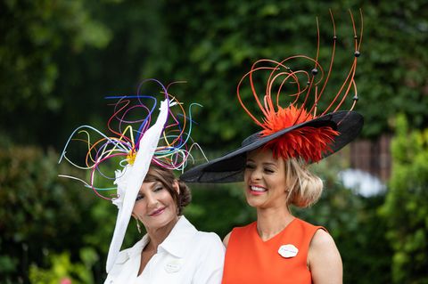 Entscheidend ist dabei, was sich auf dem Kopf der Damen abspielt. Es sind wahre Kunstwerke, die hier zur Schau getragen werden.