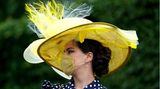 Der Mundschutz passt sich farblich an die opulente Kopfbedeckung an