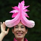 Ein ganz besonderes Exemplar trägt diese Pferderennen-Anhängerin. In der Corona-Pandemie, die auch in Großbritannien noch nicht vorüber ist, sind 12.000 Zuschauer pro Tag zugelassen.