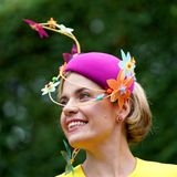 Der neue Dresscode fordert die Besucher auf, nicht unbedingt neue Outfits zu kaufen, sondern auf Nachhaltigkeit zu achten. Es wird empfohlen, Kleider zu leihen oder Secondhand zu kaufen. Ob dieser Hut Secondhand ist, wissen wir nicht.