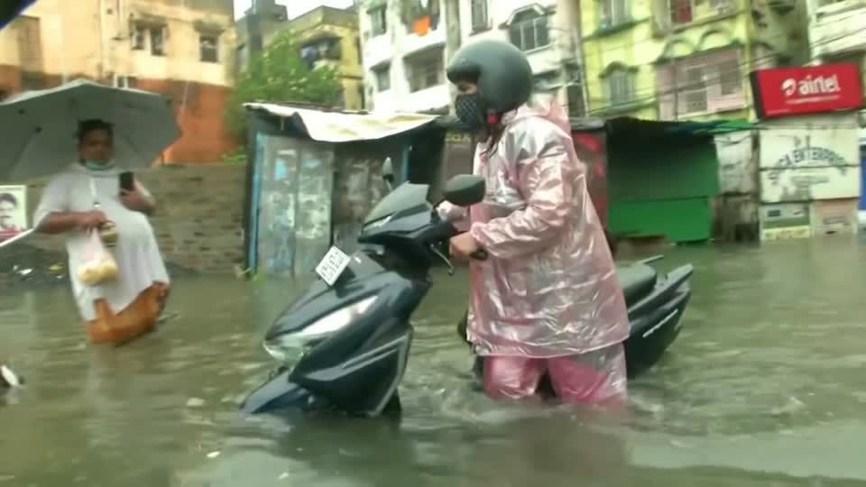Video: Monsun setzt Osten Indiens unter Wasser