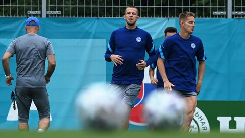 Fußball-EM: Denis Vavro (links) mit einem Teamkollegen beim Training