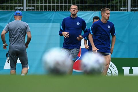 Fußball-EM: Denis Vavro (links) mit einem Teamkollegen beim Training