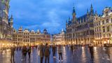 Corona Regeln in Belgien. Im Bild zu sehen ist die Grand-Place Grote Markt in der Abenddämmerung in Brüssel