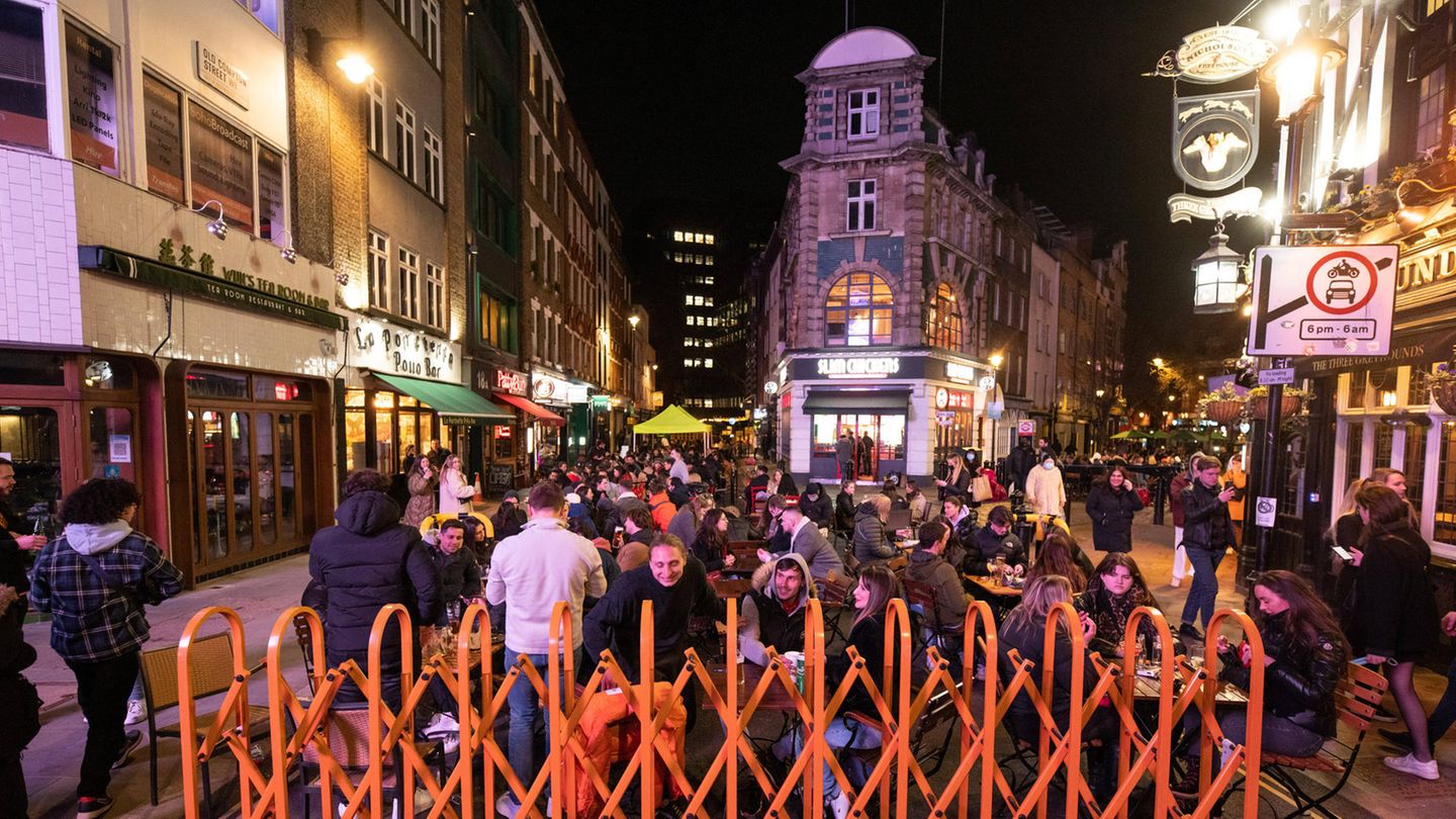 Corona-Regeln in Großbritannien. Im Bild zu sehen sind Besucher eines Pubs in London, Soho