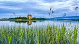 Corona Regeln in Irland, auf dem Foto zu sehen ist eine Landschaft mit einer alten Burg am Lough Derg