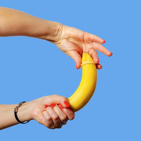 Ein Kondom wird über eine Banane gezogen