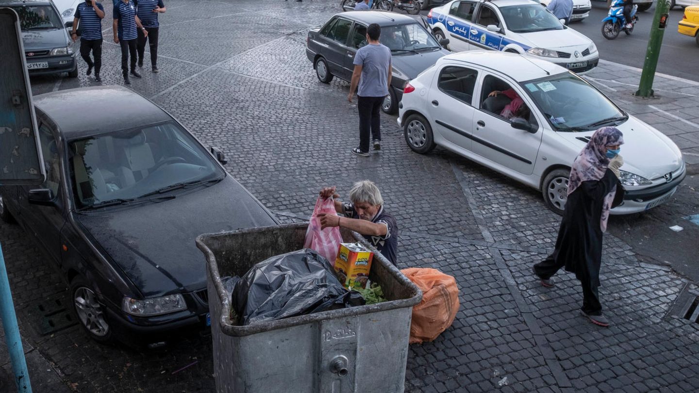 Teheran, Iran: Ein Mann durchsucht einen Müllcontainer nach Brauchbarem