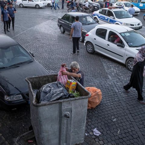 Teheran, Iran: Ein Mann durchsucht einen Müllcontainer nach Brauchbarem