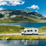 Corona Regeln in Norwegen. Im Bild zu sehen ist ein Wohnmobil in einer felsigen Landschaft
