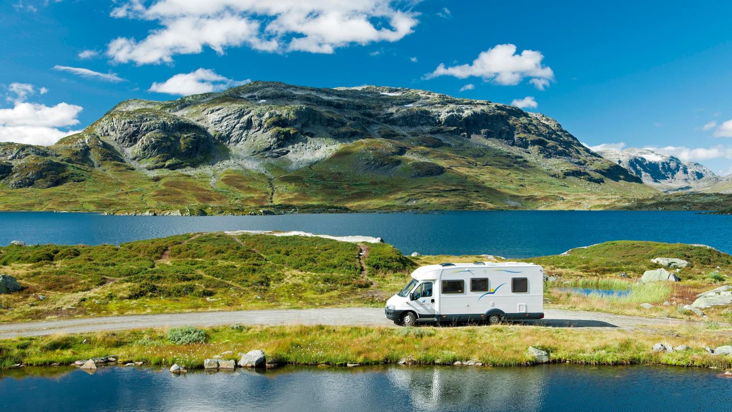 Corona Regeln in Norwegen. Im Bild zu sehen ist ein Wohnmobil in einer felsigen Landschaft