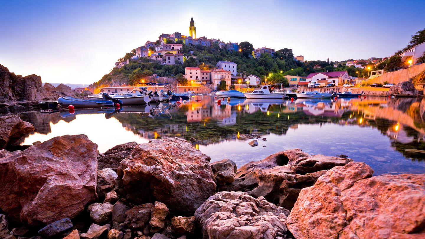 Corona Regeln in Kroatien, im Bild zu sehen ist Vrbnik in der Kavrner Bucht
