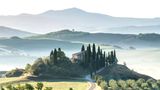 Corona-Regeln in Italien, im Bild zu sehen ist eine Landschaft in der Toskana