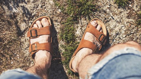 Gute Optik, hoher Komfort: Warum luftige Schuhe im Sommer ein Muss sind