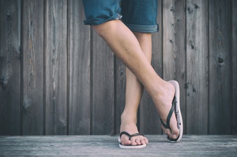 Gute Optik, hoher Komfort: Warum luftige Schuhe im Sommer ein Muss sind