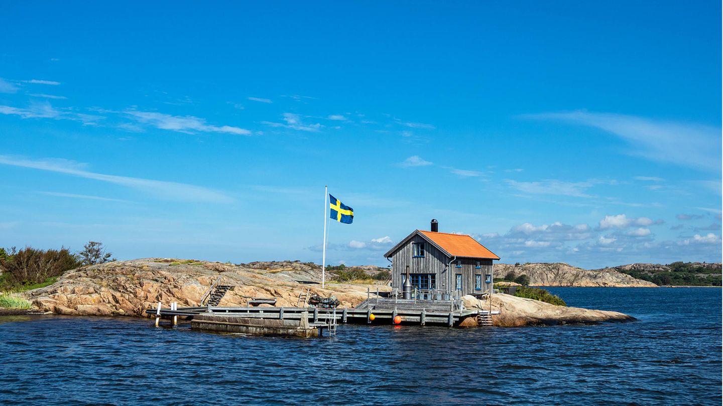 Corona Regeln in Schweden. Auf dem Foto zu sehen ist ein Holzhaus an den Schären