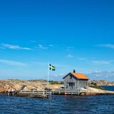 Corona Regeln in Schweden. Auf dem Foto zu sehen ist ein Holzhaus an den Schären