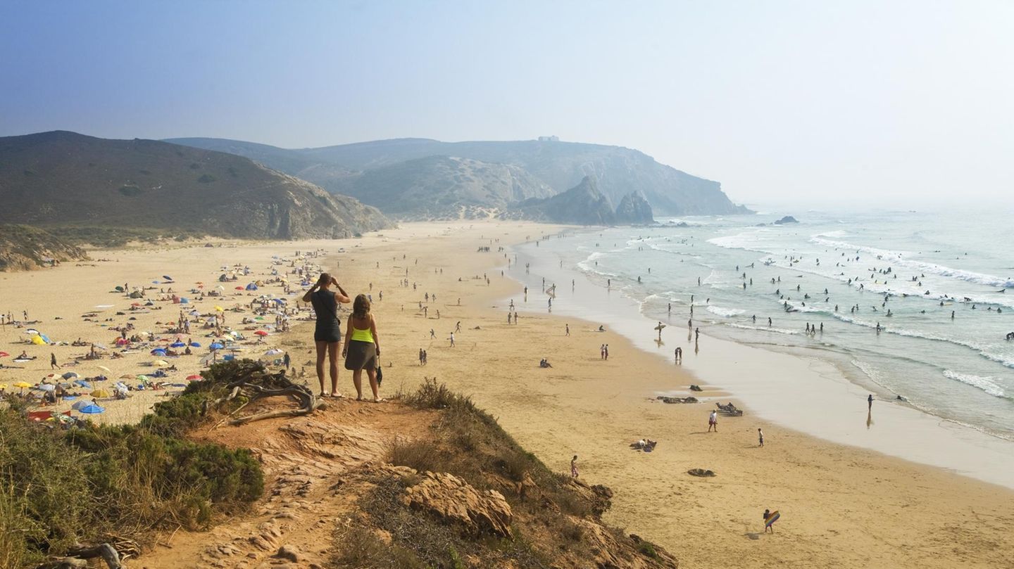 Corona Regeln in Portugal. Im Bild zu sehen ist ein Traumstrand an der Algarve