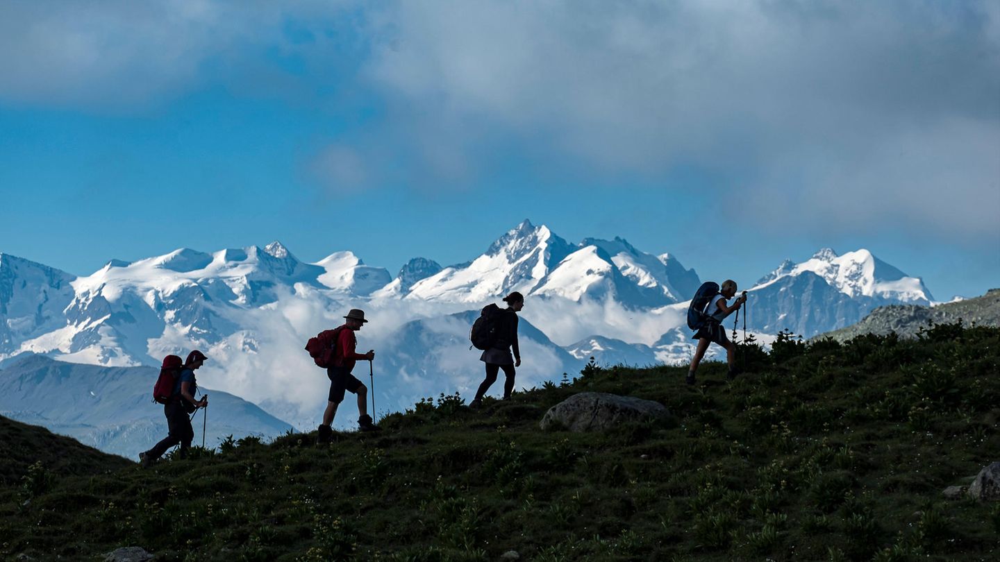 Corona-Regeln in der Schweiz, das Foto zeigt Wanderer Corona-Regeln in der Schweiz, das Foto zeigt Wanderer