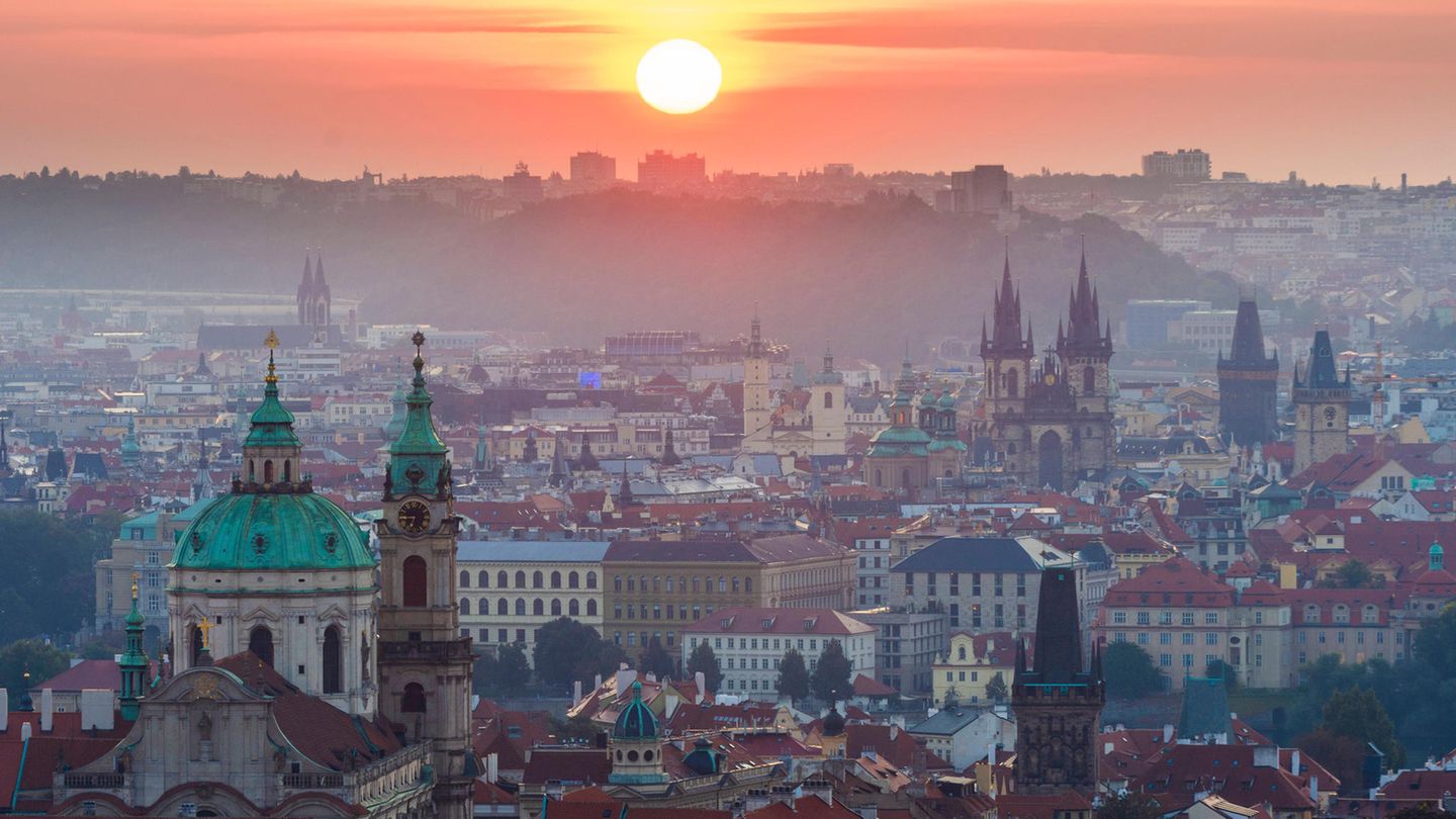 Corona-Regeln in Tschechien. Auf dem Foto zu sehen ist eine Abendstimmung in Prag Corona-Regeln in Tschechien. Auf dem Foto zu sehen ist eine Abendstimmung in Prag