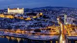 Corona-Regeln in der Slowakei. Das Foto zeigt einen abendlichen Blick auf die Hauptstadt Bratislava
