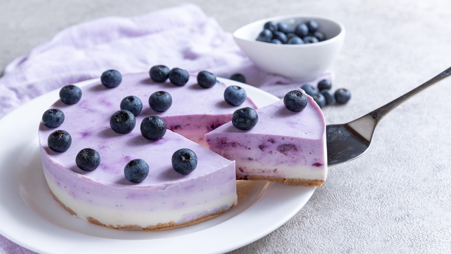 Eine Blaubeer-Joghurt-Kühlschranktorte als Symbolfoto für ein Rezept
