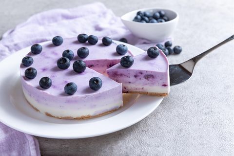 Eine Blaubeer-Joghurt-Kühlschranktorte als Symbolfoto für ein Rezept