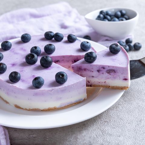 Eine Blaubeer-Joghurt-Kühlschranktorte als Symbolfoto für ein Rezept
