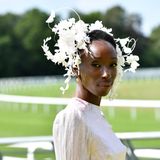 Eher florale Applikation als Hut