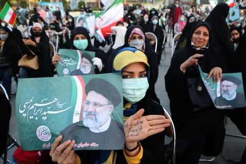 Eine Frau hält ein Plakat auf einer Wahldemo für den Präsidentschaftskandidaten Ebrahim Raisi