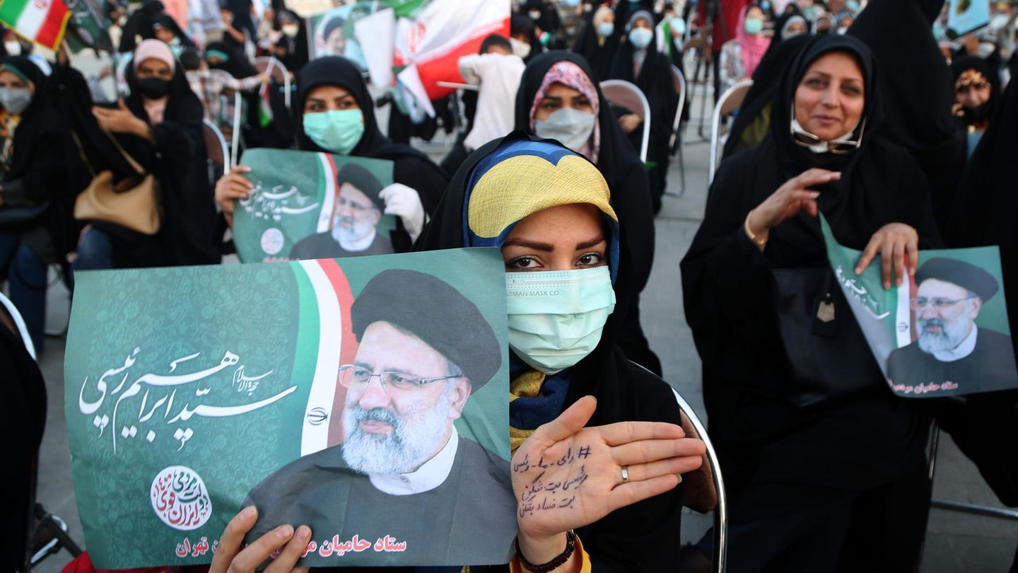 Eine Frau hält ein Plakat auf einer Wahldemo für den Präsidentschaftskandidaten Ebrahim Raisi