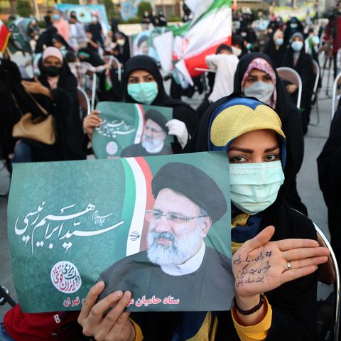 Eine Frau hält ein Plakat auf einer Wahldemo für den Präsidentschaftskandidaten Ebrahim Raisi
