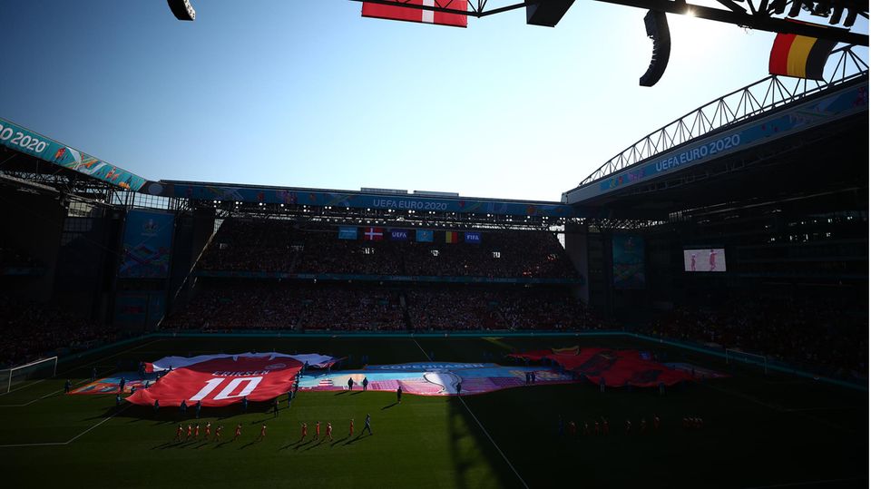Fußball-EM: Ein überdimensionales Trikot von Christian Eriksen wird im Parken ausgebreitet