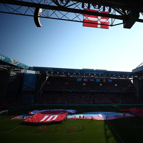 Fußball-EM: Ein überdimensionales Trikot von Christian Eriksen wird im Parken ausgebreitet
