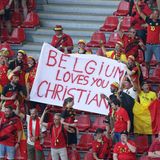 Fußball-EM: Belgische Fans mit einem Plakat