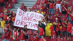 Fußball-EM: Belgische Fans mit einem Plakat
