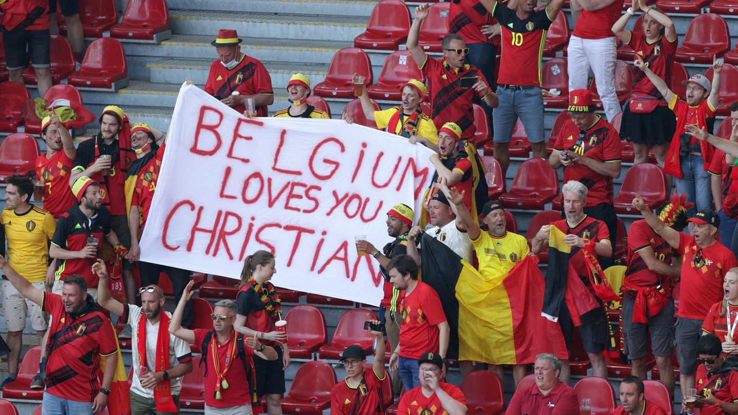 Fußball-EM: Belgische Fans mit einem Plakat