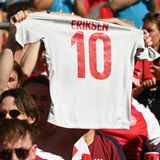 Fußball-EM: Dänischer Fan hält ein Eriksen-Trikot nach oben
