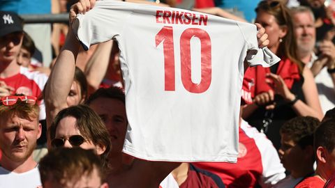 Fußball-EM: Dänischer Fan hält ein Eriksen-Trikot nach oben