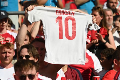 Fußball-EM: Dänischer Fan hält ein Eriksen-Trikot nach oben