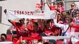 Fußball-EM: Vier Jugendlichen grüßen Christian Eriksen auf einem bemalten Laken
