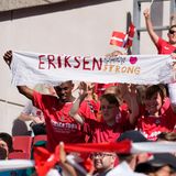 Fußball-EM: Vier Jugendlichen grüßen Christian Eriksen auf einem bemalten Laken