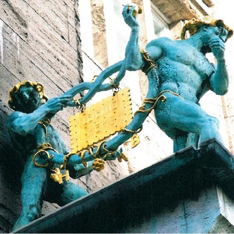 Wahrzeichen von Bahlsen an der Firmenzentrale mit goldenem Leibnitzkeks