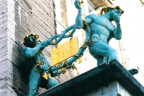 Wahrzeichen von Bahlsen an der Firmenzentrale mit goldenem Leibnitzkeks