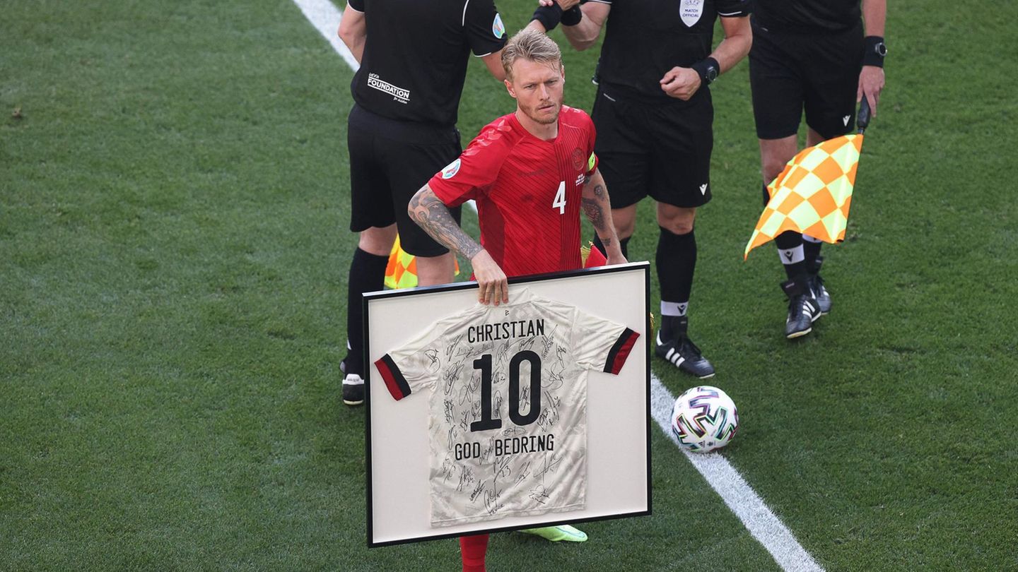 Dänemarks Kapitän Simon Kjaer mit einem gerahmten Trikot mit der Rückennummer 10